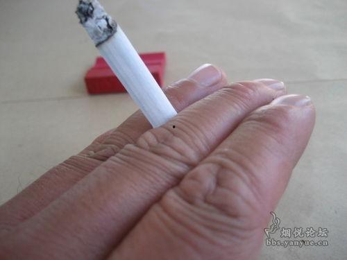 手夹烟图片